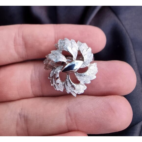 Vintage CORO Signed Flower Silver Toned Patern Clip On Earrings - Picture 5 of 6